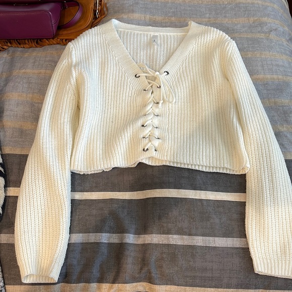 BLUE BLUSH white long sleeve crop - Picture 1 of 1